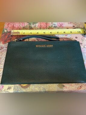 Michael Kors Racing Green
Large Jet Set Travel Pebbled
Leather Wristlet Classic